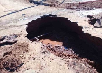 Asfalto cedeu após instalação de cano da BRK na Rua José Epaminondas Costa, na Vila Maria, em Aparecida | Foto: Hélio Martins