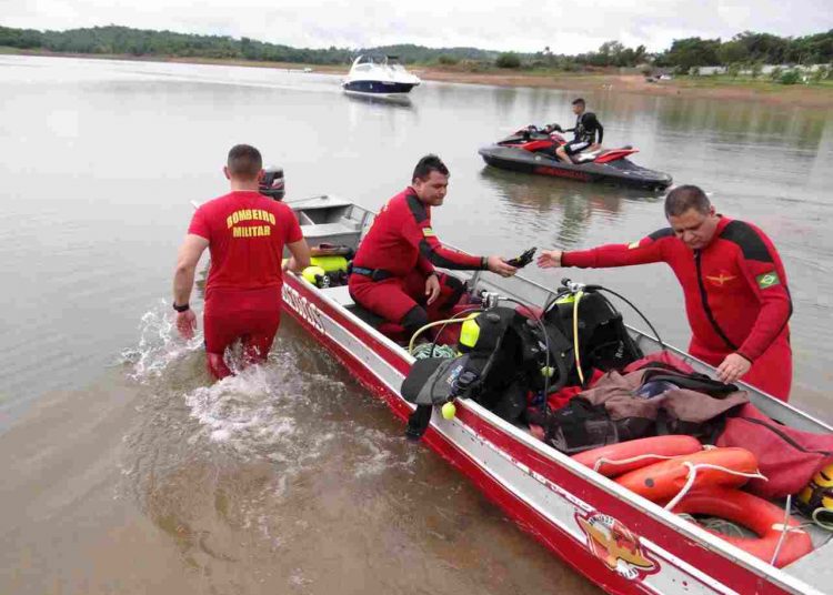 Bombeiros fazem buscas após helicóptero cair no Lago Corumbá, em Caldas Novas | Foto: Corpo de Bombeiros