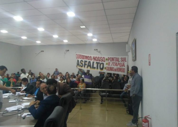 Tumulto marcou discussão de planta de valores na Câmara de Aparecida | Foto: Leitor / Folha Z