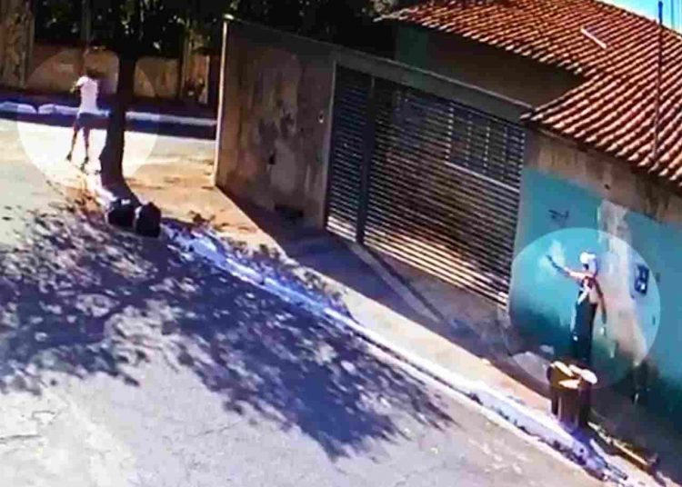 Uma câmera de segurança flagrou momento em que o autor disparou contra a vítima em Goiânia | Foto: Reprodução