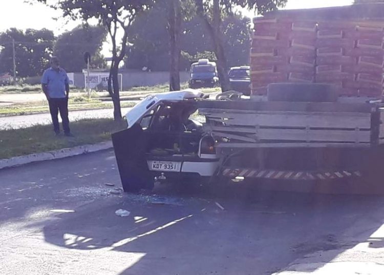 Mulher fica gravemente ferida após carro bater em carreta no Riviera | Foto: Leitor / Whatsapp