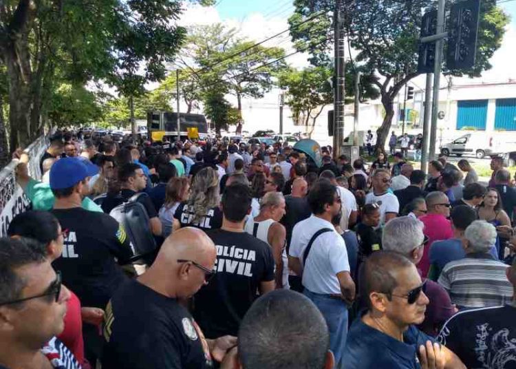 Protestos de servidores por salário atrasado parou o trânsito em frente à Sefaz, em Goiânia | Foto: Leitor / Whatsapp