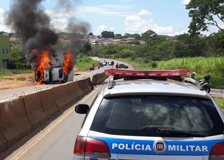 Após furar blitz, suspeito bate em mureta e carro é incinerado no Goiânia 2 | Foto: Rondinelli Dantas