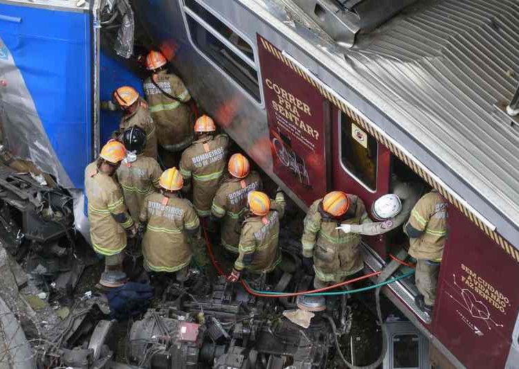 Trens batem no RJ e deixam 8 feridos | Foto: Tânia Regô/AgenciaBrasil