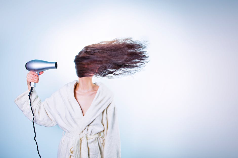 Secador é o ideal para aqueles que não têm outra alternativa a não ser lavar o cabelo à noite | Foto: Pixabay
