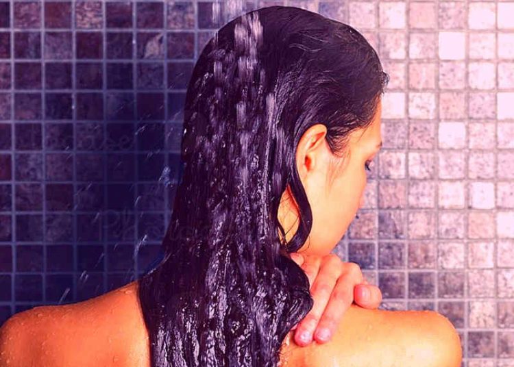 Dormir com o cabelo molhado é mesmo um hábito ruim? | Foto: Reprodução