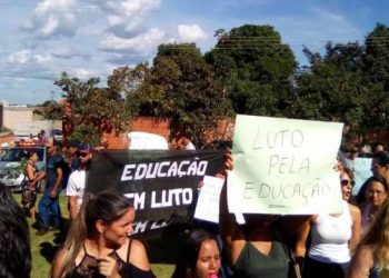 Em dezembro de 2019, professores protestaram na inauguração do Hospital Municipal de Aparecida. Agora, greve já é debatida | Foto: Leitor / Folha Z