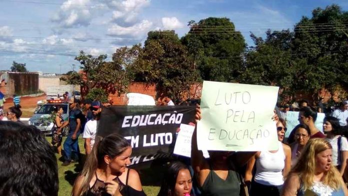Em dezembro de 2019, professores protestaram na inauguração do Hospital Municipal de Aparecida. Agora, greve já é debatida | Foto: Leitor / Folha Z