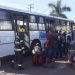 Ciclista se desequilibrou e bateu de frente contra ônibus coletivo. O acidente grave aconteceu no Veiga Jardim | Foto: reprodução