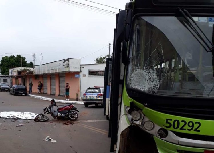 Ônibus do transporte coletivo bate de frente com moto. O acidente aconteceu no Centro de Goianira