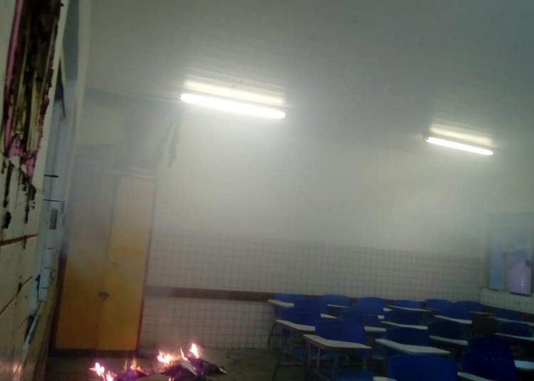 Escola Municipal Caraíbas foi invadida por vândalos na madrugada desta quinta, 14 | Foto: Leitor / Whatsapp