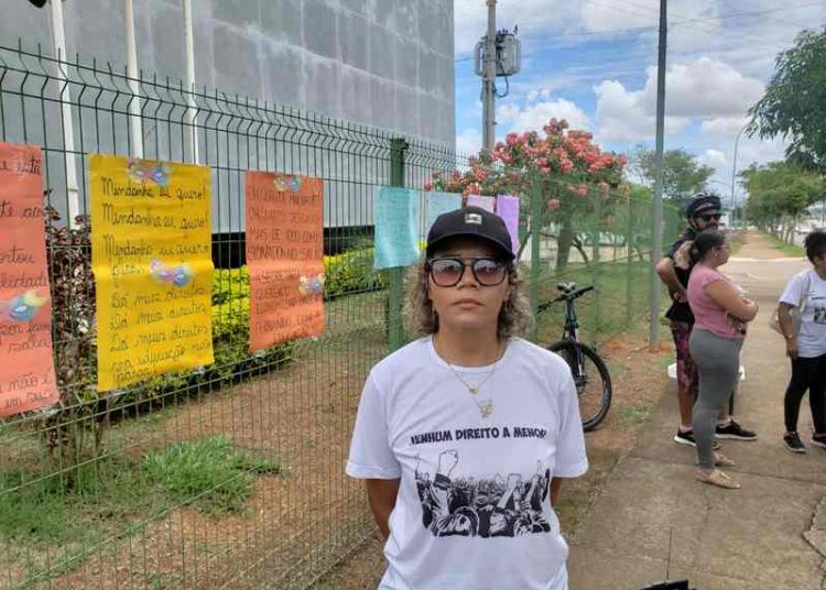 Solange Amorim foi um dos professores da rede municipal que protestou em frente à Prefeitura de Aparecida nesta sexta, 1 | Foto: Folha Z