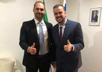 "Satisfação de conhecer Eduardo Bolsonaro, deputado federal e filho do Presidente da República Jair Bolsonaro", escreveu Gustavo Mendanha em seu Instagram | Foto: Divulgação