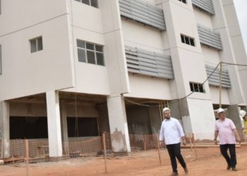 Prefeito de Aparecida Gustavo Mendanha (MDB) e seu secretário da Fazenda, André Rosa, vistoriam obra do no novo Paço Municipal | Foto: Jhonney Macena