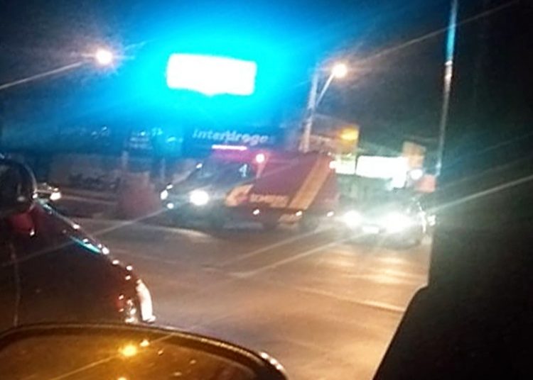 De acordo com testemunhas, motorista de um Space Fox atravessou o sinal vermelho na Avenida Nerópolis, no Jardim Balneário Meia Ponte | Foto: Leitor / WhatsApp