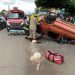 Bombeiros socorrem vítima que acabara de capotar carro no Setor Bueno | Foto: CBMGO