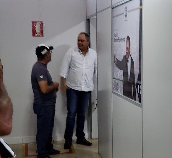 Após declaração polêmica, procurador da Câmara de Aparecida Davi Mendanha deixa reunião realizada no gabinete do Pastor João Santana (PRP) | Foto: Folha Z
