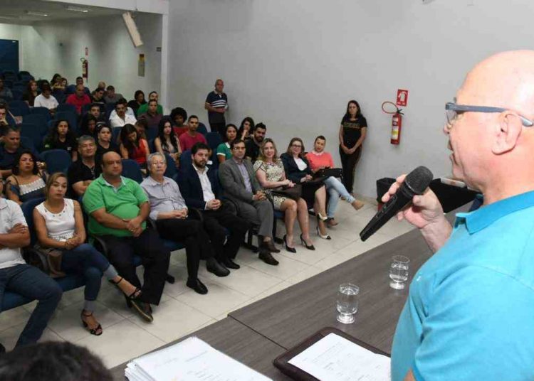 Deputado Professor Alcides media debate sobre a reforma da previdência | Foto: Divulgação