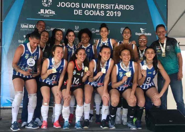 Time de vôlei da Unifan foi campeã nos jogos Universitários de Goiás, realizados entre os dias 17 e 21 de abril, no Centro Módulo Esportivo, em Rio Verde | Foto: Divulgação