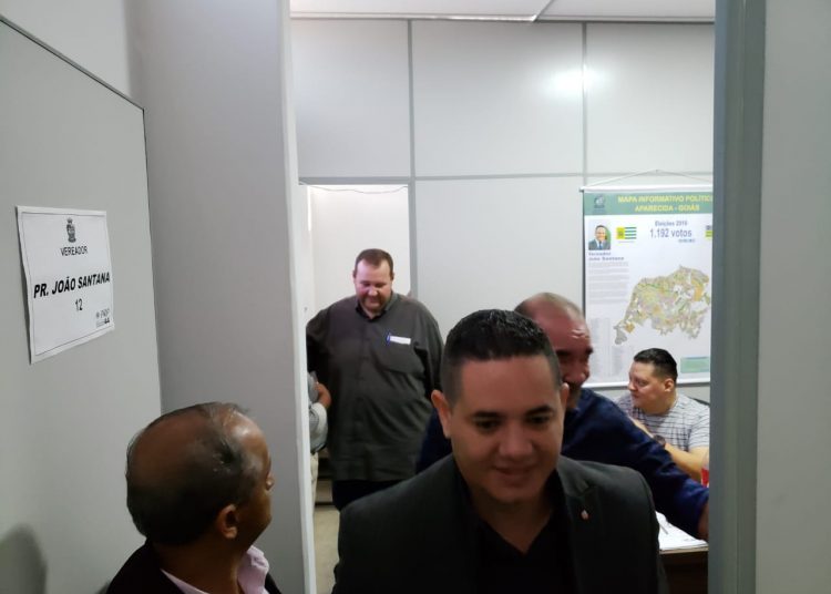Vereador Elias Júnior (PDT) atuou como apaziguador em meio à confusão instalada na Câmara de Aparecida nesta terça, 2 | Foto: Folha Z