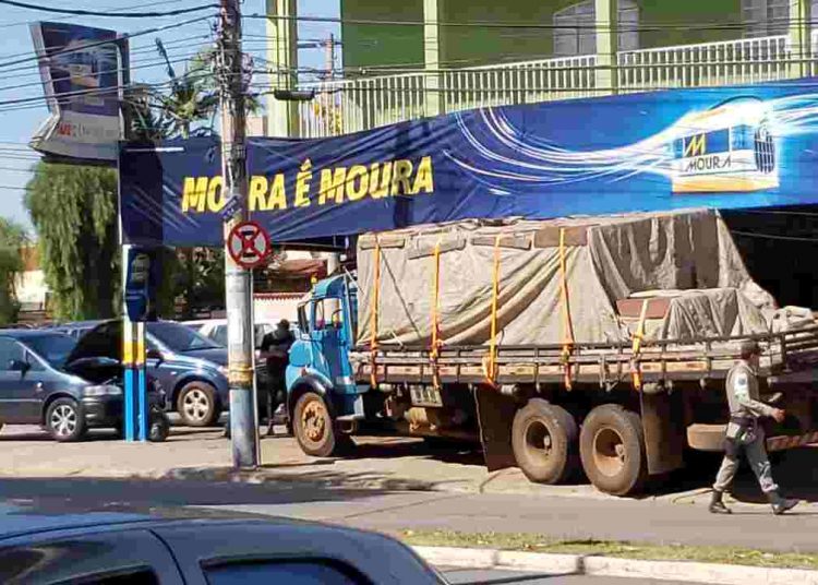 Caminhão invade loja no Jardim América em Goiânia