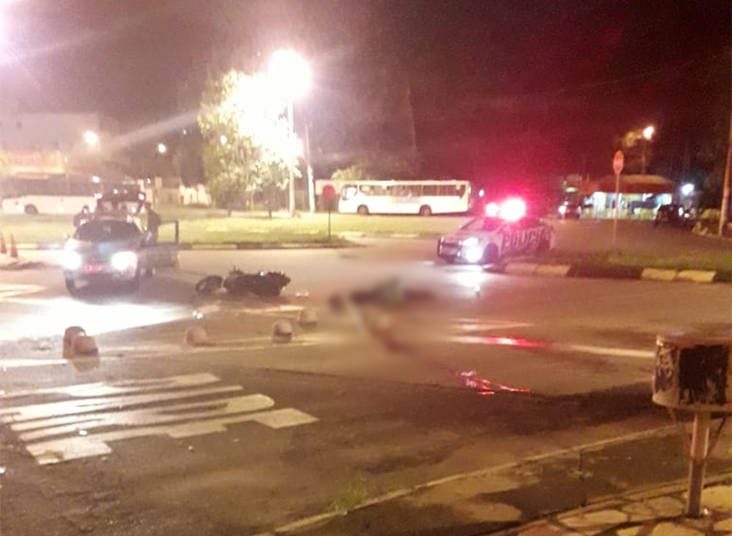 Trabalhando para app de entrega, motociclista morreu atropelado em frente à Praça da Bíblia, em Goiânia | Foto: Leitor / Folha Z