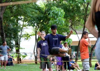 Slackline é a pratica de se equilibrar em uma fita de nylon amarrada em duas árvores ou pontos fixos firmes | Foto: Jader Carrijo