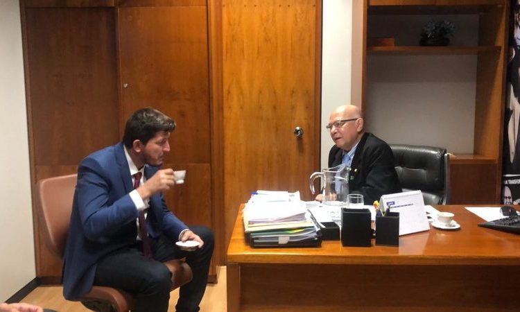 Glaustin faz visita surpresa ao gabinete do Professor Alcides em Brasília