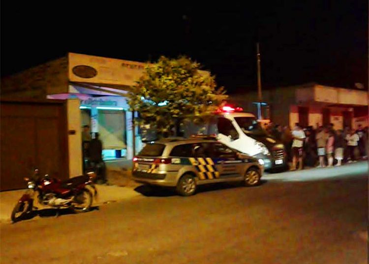 Homem foi assassinado a tiros na Rua das Gaivotas, no setor Colina Azul