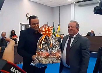 Presidente da Câmara de Aparecida, Vilmar Mariano, entrega presente de Dia dos Namorados para Arnaldo Leite em sessão