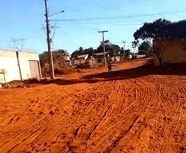 Vídeo gravado na Rua das Seringueiras, no Retiro dos Bosques, mostra poeira devido à falta de asfalto no setor | Foto: Leitor / Folha Z