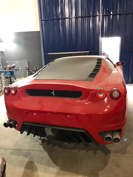 Após denúncia da Ferrari, polícia encontra fábrica de carros de luxo falsificados | Foto: Divulgação / PC