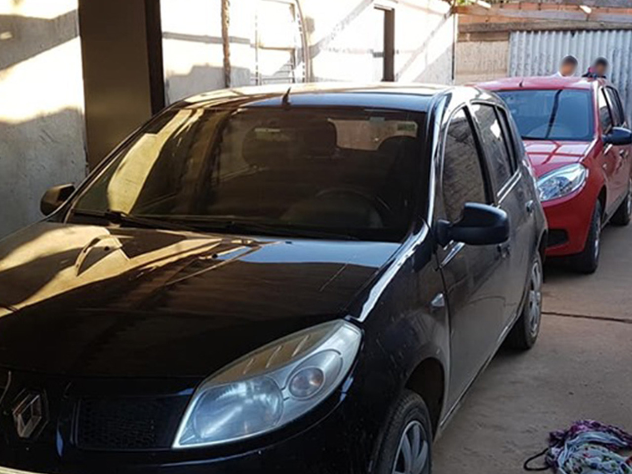 Veículos roubados de motoristas de app, do modelo Renault Sandero, estavam em uma residência no Jardim Miramar | Foto: Divulgação / 8º BPM