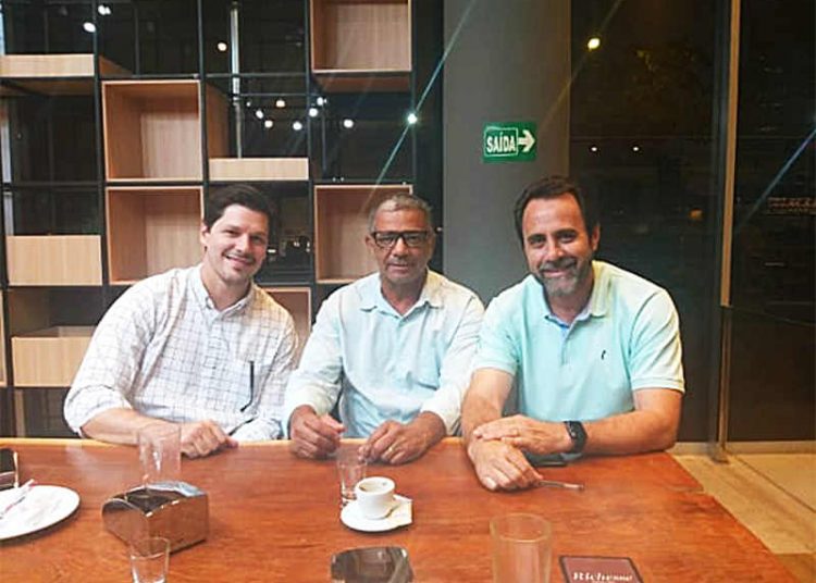 Tio de Glaustin, Divino Edson encontra-se com Vilela e Vetter em café | Foto: Reprodução