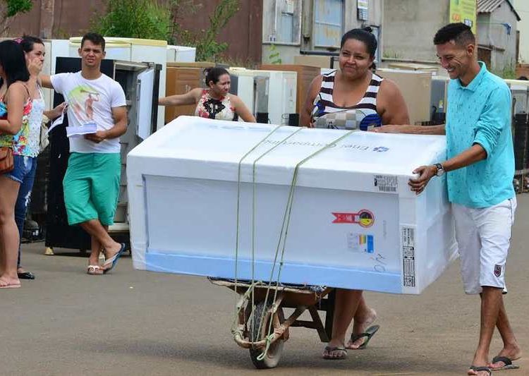 Após cadastro junto à Enel, moradores de Aparecida participarão de sorteio para garantir a troca de geladeira | Foto: Alex Malheiros