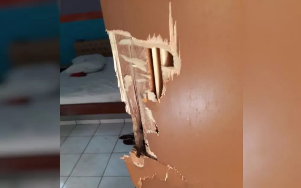 Homem de 49 anos foi preso após espancar uma mulher usando um capacete dentro de uma suíte de motel em Goiânia | Foto: Reprodução