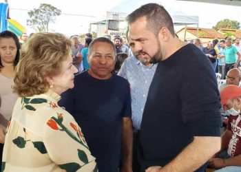 Ex-senadora Lúcia Vânia fala com o prefeito Gustavo Mendanha durante lançamento das obras de pavimentação no Bairro Independência | Foto: Folha Z