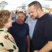 Ex-senadora Lúcia Vânia fala com o prefeito Gustavo Mendanha durante lançamento das obras de pavimentação no Bairro Independência | Foto: Folha Z
