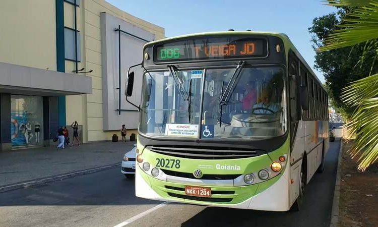 Ônibus na Avenida Rio Verde, entre Goiânia e Aparecida de Goiânia | Foto: Folha Z