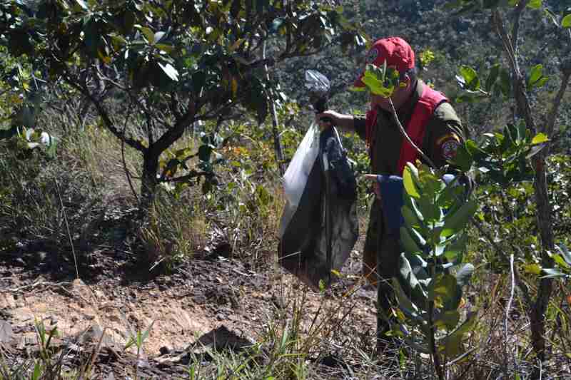 Lixo é recolhido de nascentes durante caminhada ecológica da Associação Serra das Areias | Foto: Divulgação / ASA