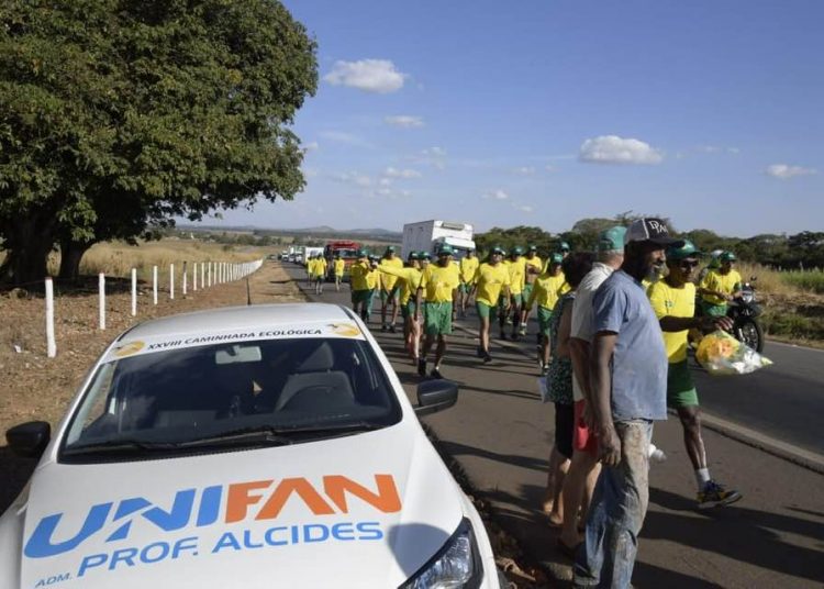 Estudantes de fisioterapia e enfermagem da Unifan deram suporte na Caminhada Ecológica | Foto: Divulgação