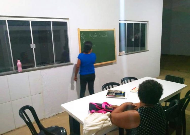 Grupo oferece alfabetização, terapia e atendimento jurídico na Vila Romana