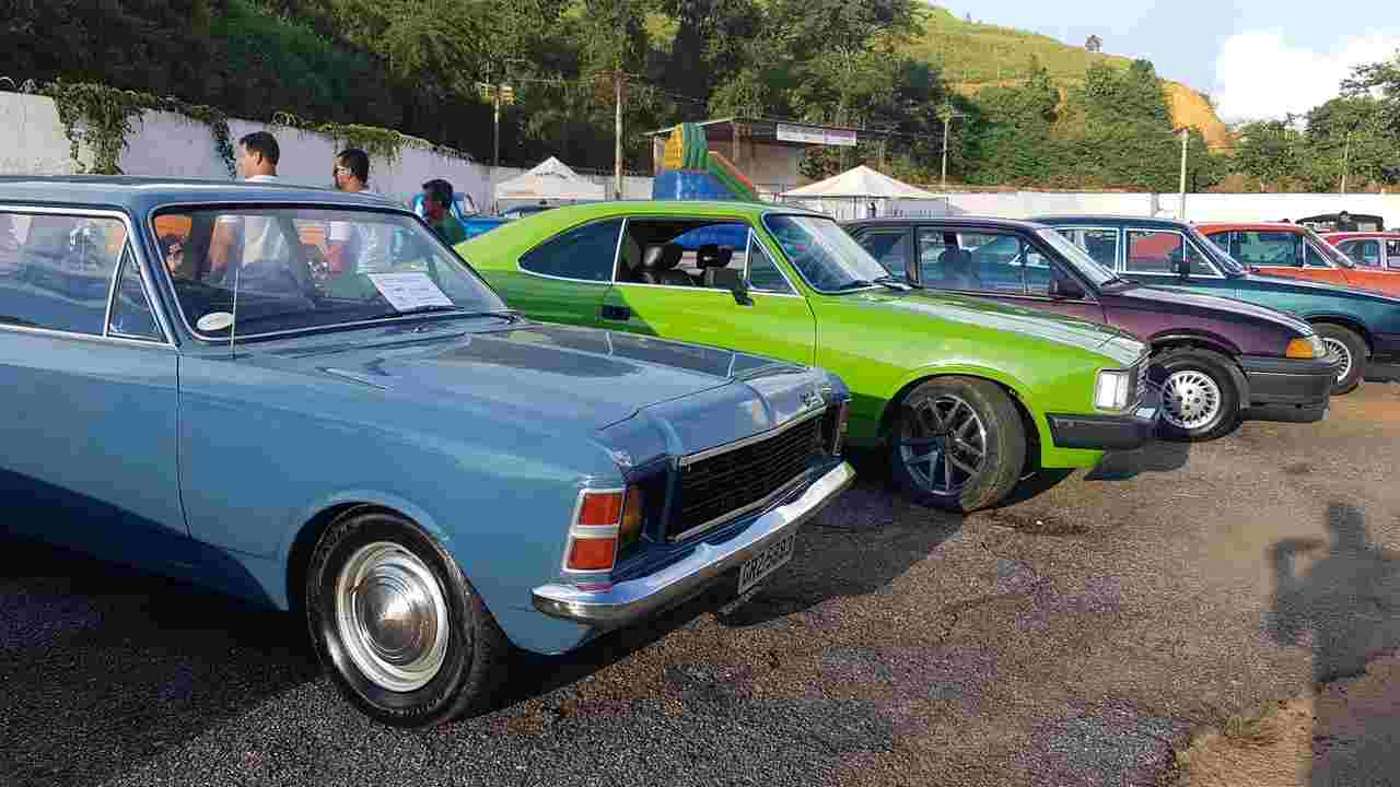 Veja fotos dos carros rebaixados em exposição no encontro Baixos