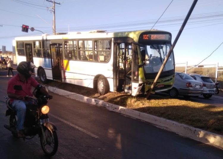 Motorista perdeu o controle do ônibus e colidiu contra um poste | Foto: leitor Folha Z