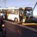 Motorista perdeu o controle do ônibus e colidiu contra um poste | Foto: leitor Folha Z
