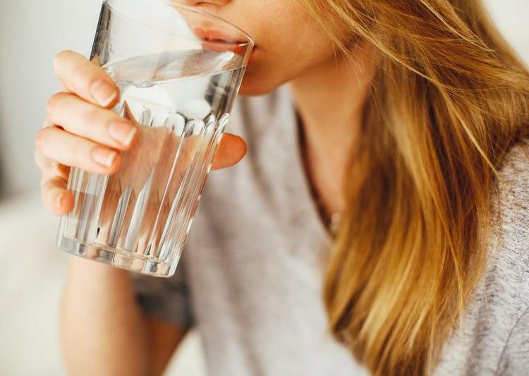Pode tomar água gelada quando está gripado? 