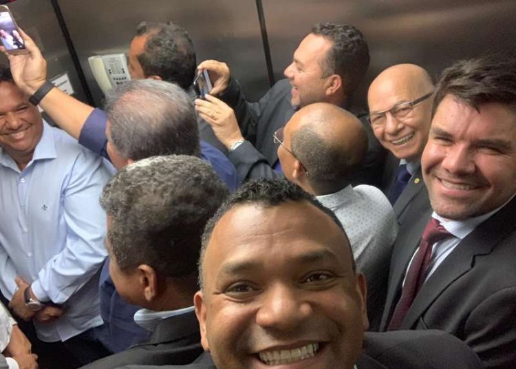 Professor Alcides e políticos goianos ficam presos em elevador no MEC | Foto: Valdemy Teixeira