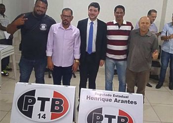 Presidente do PTB Aparecida Luiz Rêgo (de camisa branca) ao lado do deputado estadual Henrique Arantes em reunião do partido na cidade | Foto: Reprodução