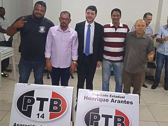 Presidente do PTB Aparecida Luiz Rêgo (de camisa branca) ao lado do deputado estadual Henrique Arantes em reunião do partido na cidade | Foto: Reprodução