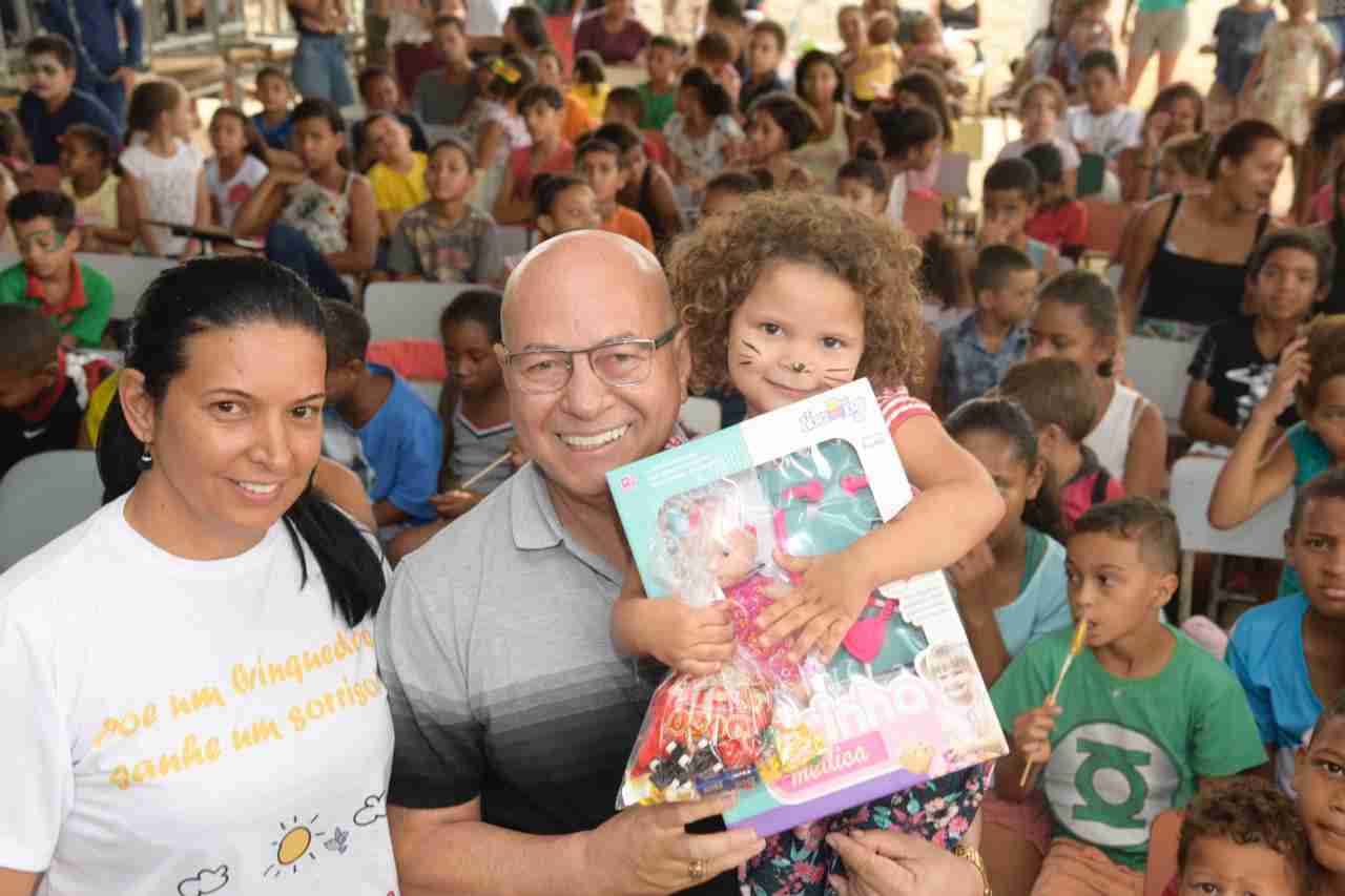 Empresários distribuem brinquedos no Dia das Crianças - professor alcides doacao brinquedos